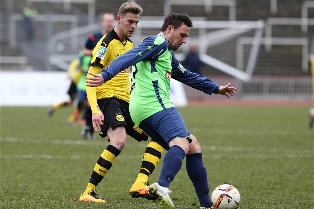 Der SV Wacker Obercastrop verpflichtet einen Ex-Teamkollegen von Michael Esser Christian Mengert (grünes Trikot) spielte mit dem FC Kray in der Regionalliga West im März 2016 unter anderem auch gegen Borussia Dortmund II. Sein Gegenspieler war damals ein gewisser Marvin Duksch, heute Stürmer beim Zweitligisten Hannover 96.