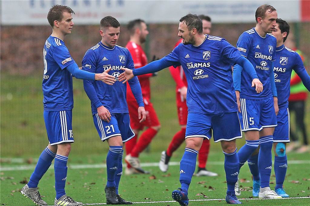 Ein Spieler hat Wacker Obercastrop das Ja-Wort gegeben - und findet die Oberliga unsexy Christian Mengert, hier beim Handshake mit Kapitän Moritz Budde (l.) ist in Obercastrop ein Schlüsselspieler.