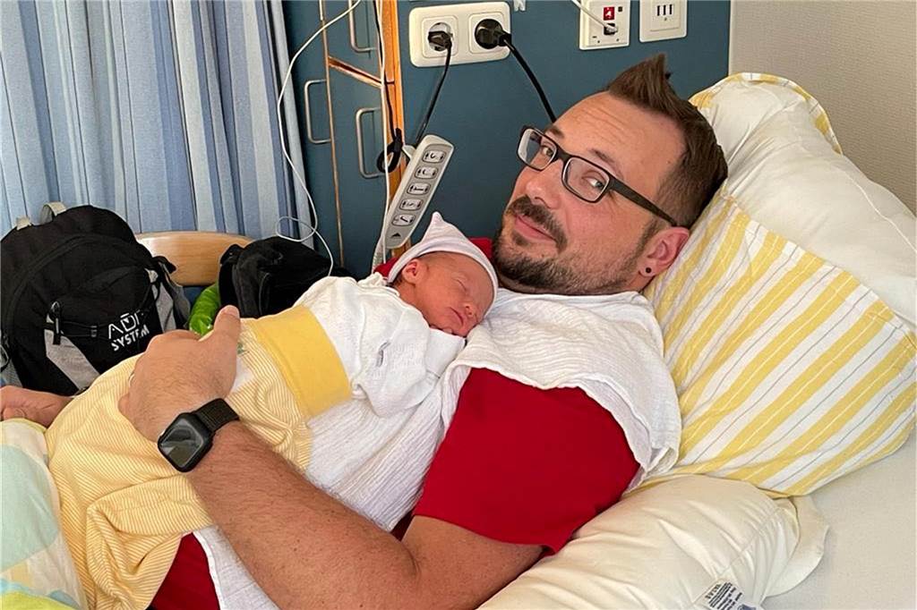 Gefühls-Wellenbad: Papa freut sich über Geburt – und bekommt ein Knöllchen Christian Messinger aus Obercastrop mit seinem Baby Mathilda Marie im Rochus-Hospital.