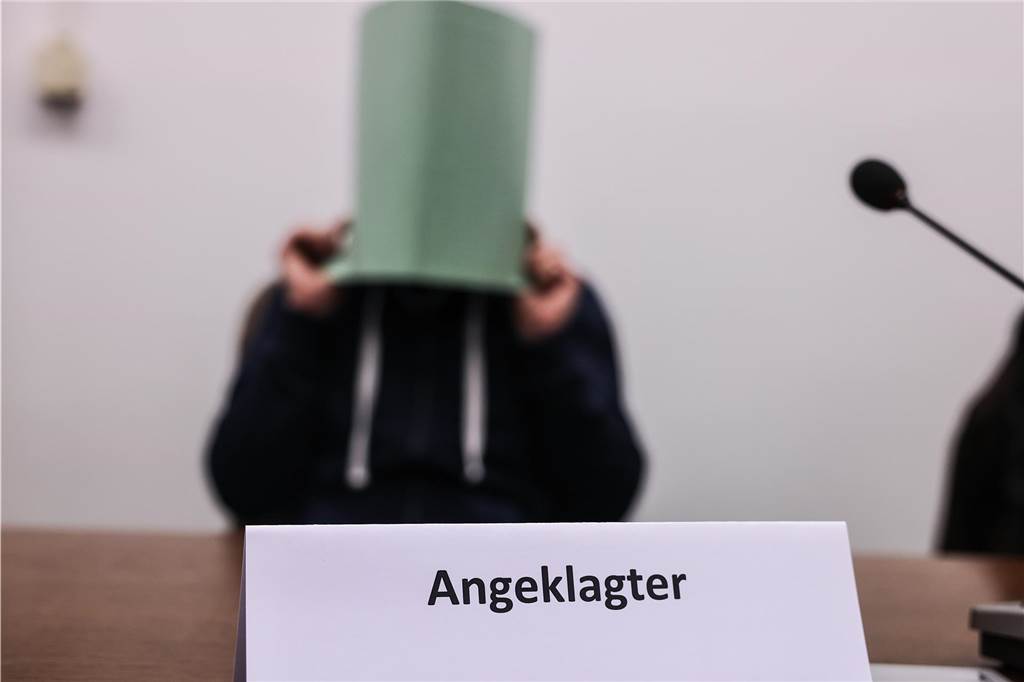 Jugend-Trainer Christian P. wegen Kinderpornografie verurteilt: PC war voll mit Material Christian P. wurde wegen des Besitzes und der Verbreitung von Kinderpornografie verurteilt (Symbolbild).