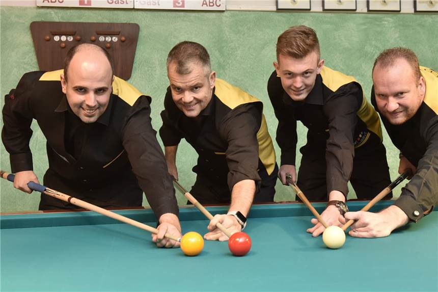 Pöther und Dömer haben noch Hoffnung auf die Billard-DM Christian Pöther (v.l.) und Markus Dömer, hier in einem Team mit Ferry Jong und Martijn Egbers, haben die Hoffnung, dass ihre DM-Teilnahmen nicht platzen.
