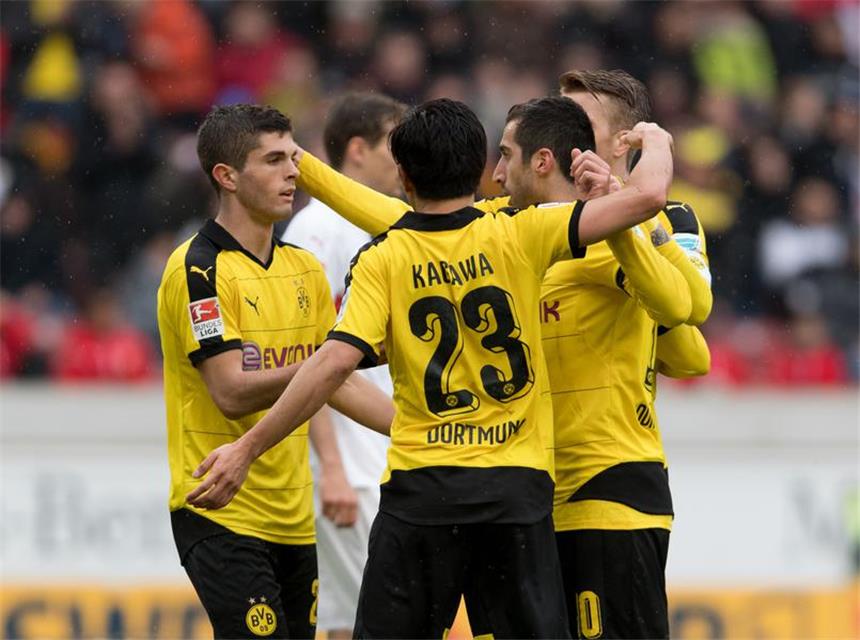 BVB-Youngster Pulisic ist jetzt Rekordhalter Christian Pulisic (l.) erzielte in Stuttgart seinen zweiten Bundesliga-Treffer.