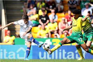 Christian Pulisic (l.) gewann mit dem FC Chelsea bei Norwich City mit 3:2.