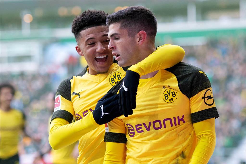 BVB gegen Chelsea – 09 Fakten zur Champions League: Dortmunder Durstsrecke und eine Premiere Christian Pulisic jubelt mit Jadon Sancho.