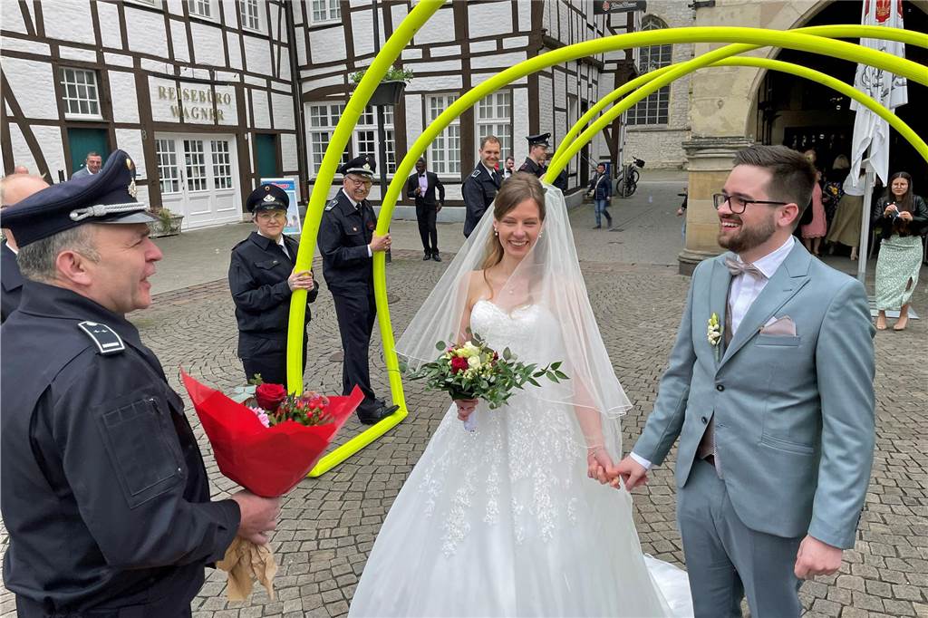 Christian Rasche, Löschzugführer aus Stockum, gratuliert dem frisch vermählten Paar. Robin ist Mitglied des Löschzuges Stockum.