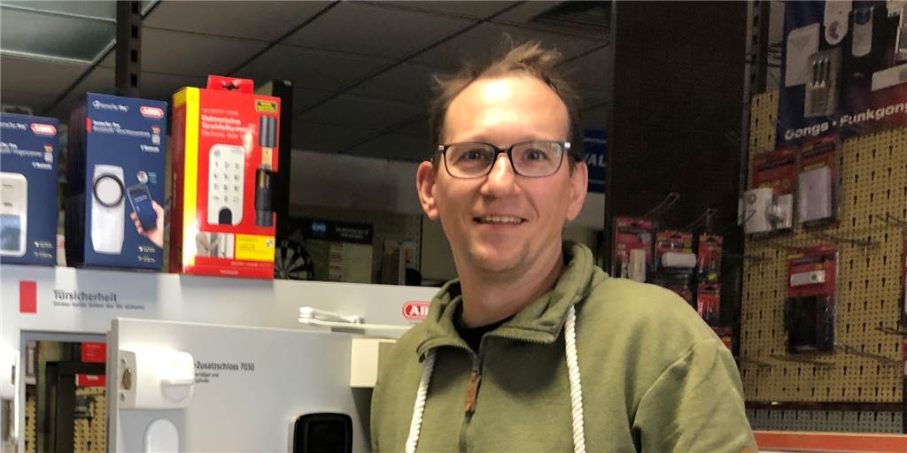 Selmer Händler vor Weihnachtsgeschäft: Optimismus trotz vieler Krisen Christian Reuter steht in seinem Laden.
