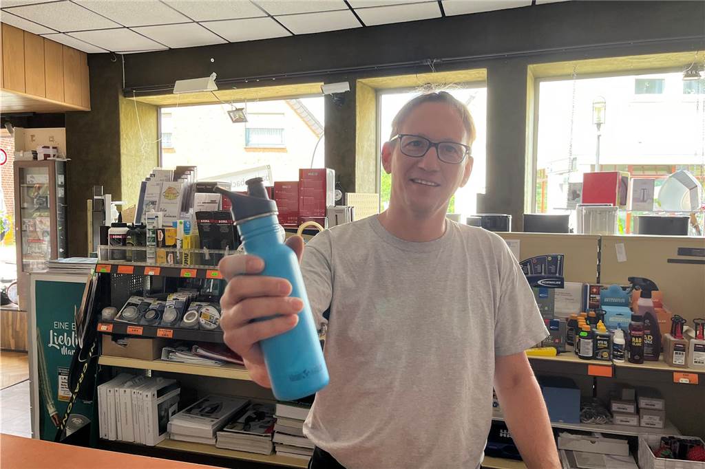 Kaum bekannt: Hier gibt es kostenloses Wasser in Selm und Olfen Christian Reuter, Inhaber des Haushaltswarengeschäfts Knümann, legt gleich eine Trinkflasche mit ans Herz.