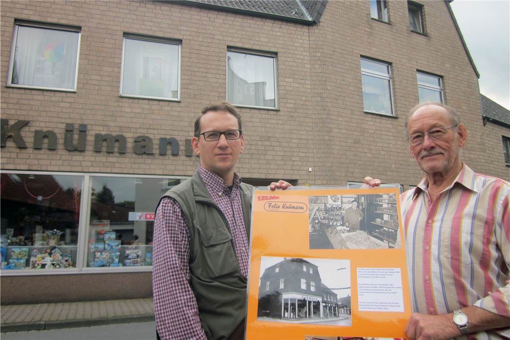 Aus für EC-Karten: Selmer Händler zwischen ungewollter Akzeptanz und Ärger Christian Reuter (l.), Inhaber des Haushaltswarengeschäftes Knümann, sieht der Karten-Umstellung noch gelassen entgegen.