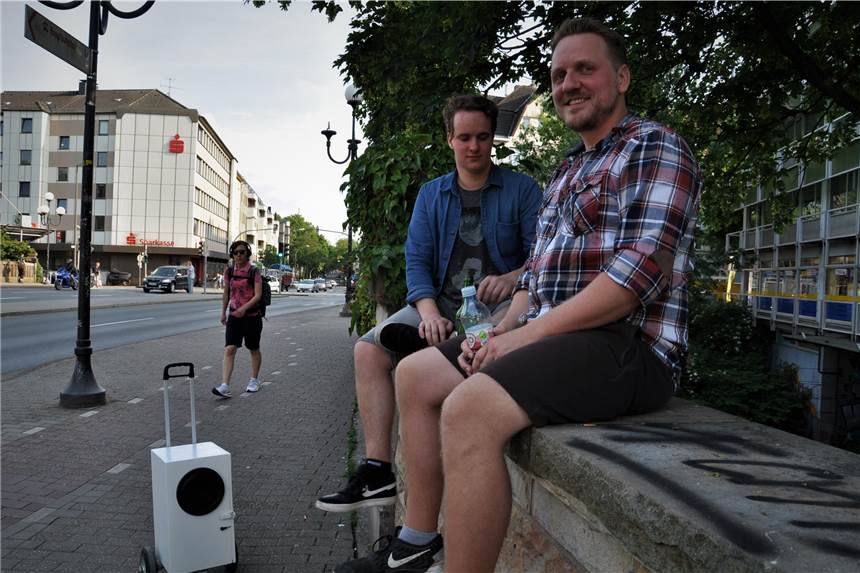 „Möllern“ an der Möllerbrücke: Menschen, die auf Brücken trinken Christian Richter (rechts) hat zum Möllern seine selbstgebaute mobile Musikbox mitgebracht.