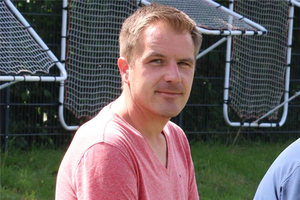 Nur ein A-Liga-Meister steigt fix auf: Vereine lehnen Alternative ab Christian Ritter,Staffelleiter der Kreisliga A2 Unna-Hamm, steht am Spielfeldrand.