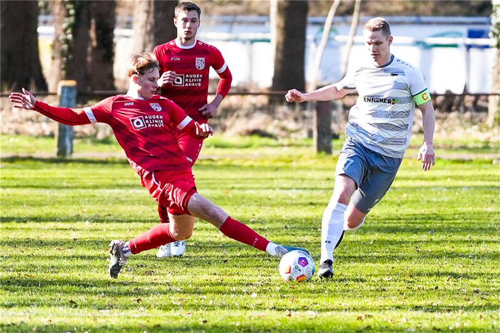 Eintrachts Christian Rosing kommt hier vor FC-Kapitän Dominik Dupke an den Ball.