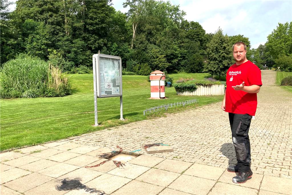 Freibad Wellinghofen: Hoffnung auf Badöffnung nach Verwüstung wächst Christian Rumpel, stellvertretender Badleiter, zeigt die Brandflecken auf den Bodenplatten vor dem Schwimmbecken.