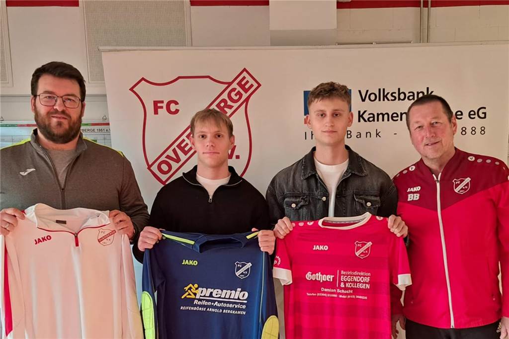 Christian Sand, Lars und Nils von den Berg und Burghard Bachmann (v. l.) vom FC Overberge freuen sich auf die kommende Saison.