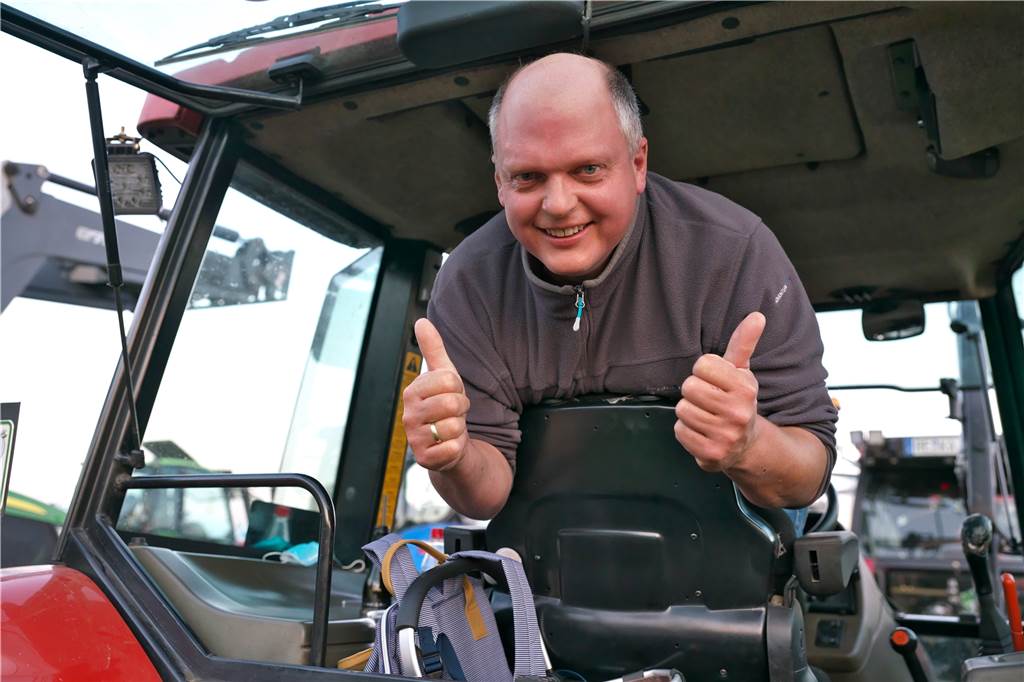 Traktoren lassen die Schützenfestwiese beben Christian Sanders war mit dem Trecker angereist, um wieder richtig zu feiern.