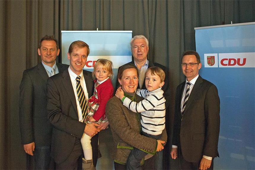 Schulze Pellengahr ist neuer Landrat im Kreis Christian Schulze Pellengahr (2.v.l., hier mit Familie) bei seiner Aufstellung als Landratskandidat. Er hat die Wahl am Sonntag für sich entschieden.