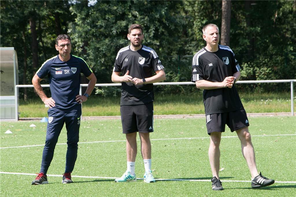 SV Lippramsdorf: Neuer Co-Trainer für Sven Kmetsch - neue Aufgabe für zwei Spieler Christian Schwan (M.) unterstützt von nun an als Co-Trainer der ersten Lippramsdorfer Mannschaft Sven Kmetsch (l.).