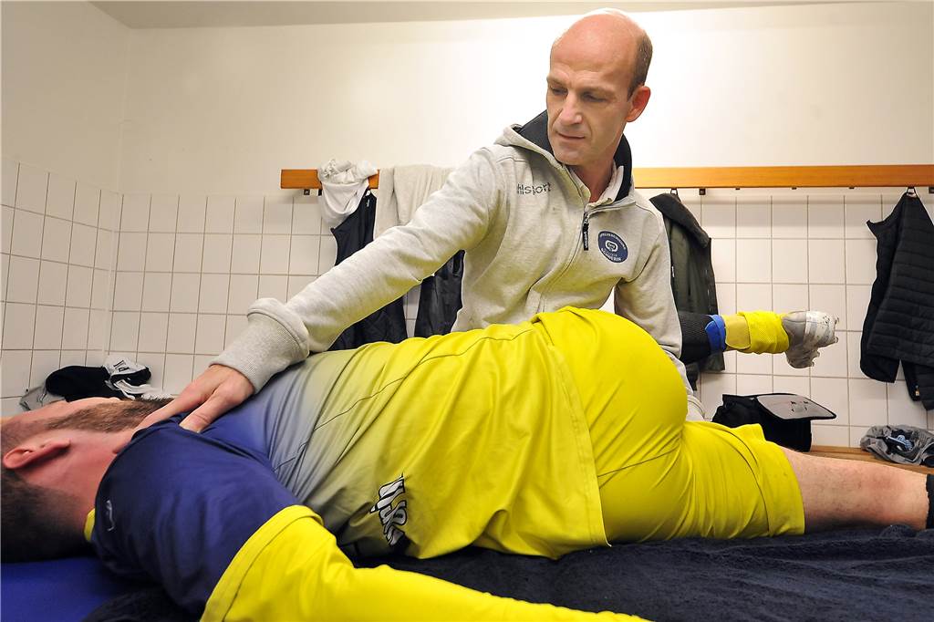 Mit heilenden Händen: Welche Rolle Physiotherapeuten im Amateurfußball spielen Christian Sehlhorst ist Physiotherapeut der Bezirksliga der Spvg Schwerin. Vor dem Spiel in Merklinde stellte er seine Liege in der Kabine auf und brachte den Rücken von Stürmer Martin Kapitza in Ordnung.