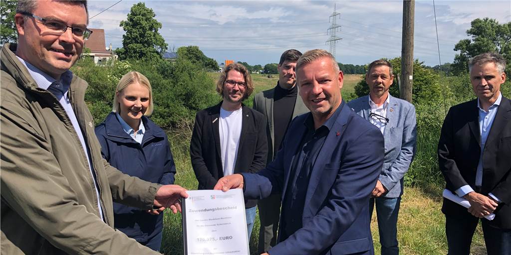 Bund und Land unterstützen neue Kanu-Anlegestelle mit 170.000 Euro Christian Stoffels von der Bezirksregierung übergab am Dienstag einen Förderbescheid an Bürgermeister Mike Rexforth.