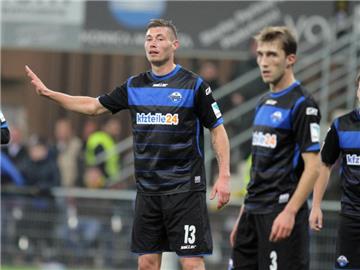 Christian Strohdiek (l) wurde bei einem Autounfall leicht verletzt. Foto: Oliver Krato