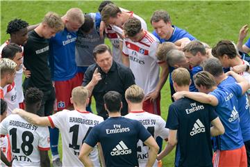 Christian Titz (M.) soll den HSV auf direktem Weg zurück in die Bundesliga führen.