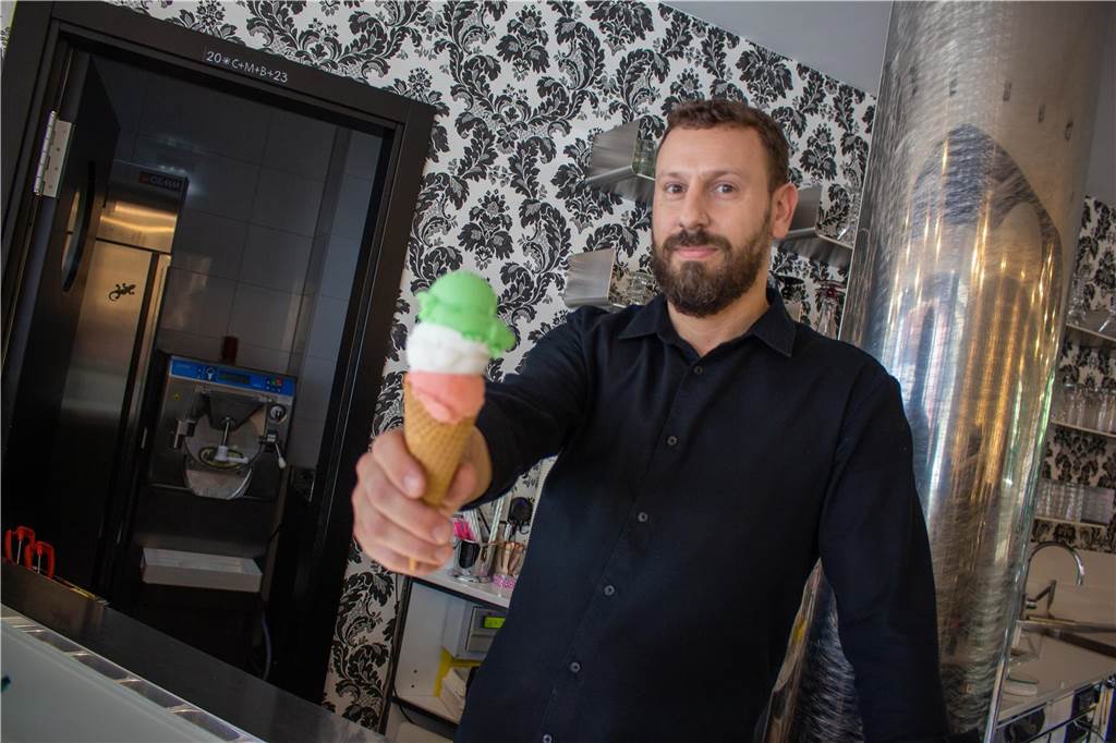 Wie viel kostet eine Kugel Eis? Sorten-Trends und Preise im Überblick Christian Trementino arbeitet im Eiscafé Majer. Es wird aktuell in dritter Generation von Mariateresa Majer geführt und feiert in diesem Jahr das 90-jährige Jubiläum in Familienhand.