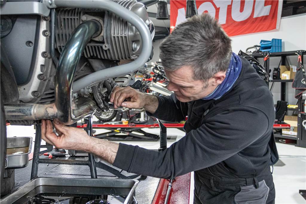 MGM Technik – Von der Hinterhof-Werkstatt zum Millionen-Unternehmen Christian Tüns (50) schraubt in einer Werkstatt an einem Motorrad-Auspuffrohr.