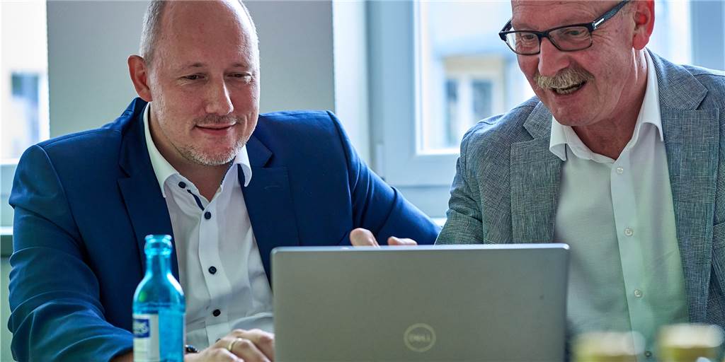 Stadt-Leistungen im Netz: „Typisch Deutschland!“, sagt der Sozialamts-Chef Christian Uhr (Personal- und Organisationsdezernent) und Jörg Süshardt (Leiter des Dortmunder Sozialamtes) vor dem neuen Online-Amt der Stadt Dortmund.