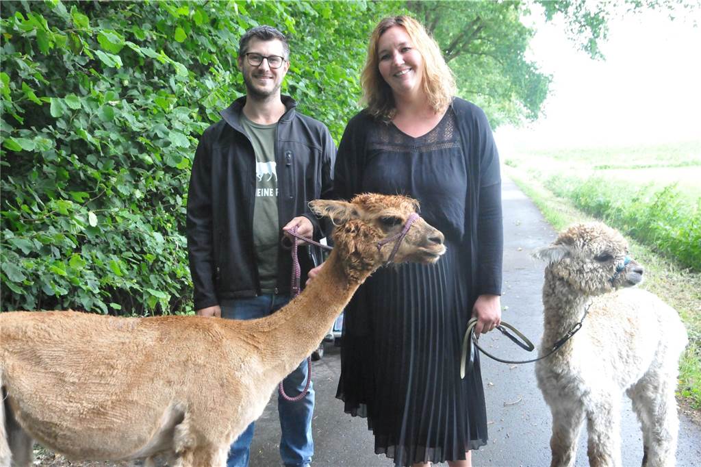 Ottensteiner Anden: Spaziergang ins Alpaka-Glück mit Pepe und Fine Christian und Alexandra Blick mit ihren Alpakas Fine und Pepe.