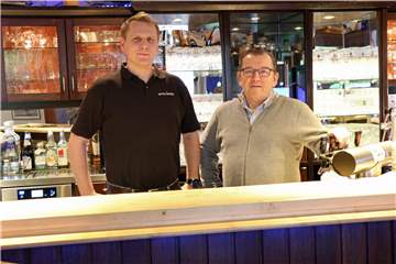 Christian und Josef Nagel an der Theke in ihrem Gasthaus am Kirchplatz. Die Gastronomen bieten ein gutbürgerliches Lokal für alles, vom Beerdigungskaffee über eine Geburtstagsgesellschaft bis zur Weihnachtsfeier.