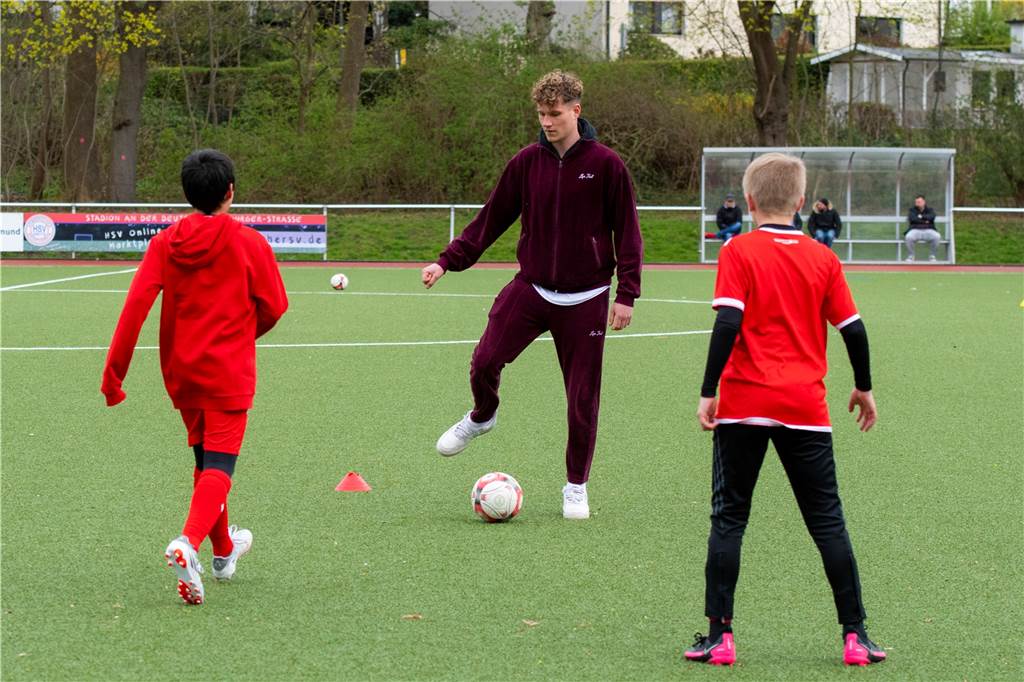 BVB-Jungprofis verbringen auf dem Trainingsplatz Zeit mit der Basis - Und haben Geschenke Christian Viet zeigte dem Nachwuchs, wie man den Ball gut behandelt.