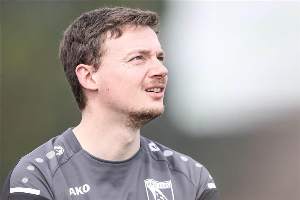 Abstiegsknaller zwischen SV Langschede und PSV Bork steht an Der Trainer vom PSV Bork schaut konzentriert.