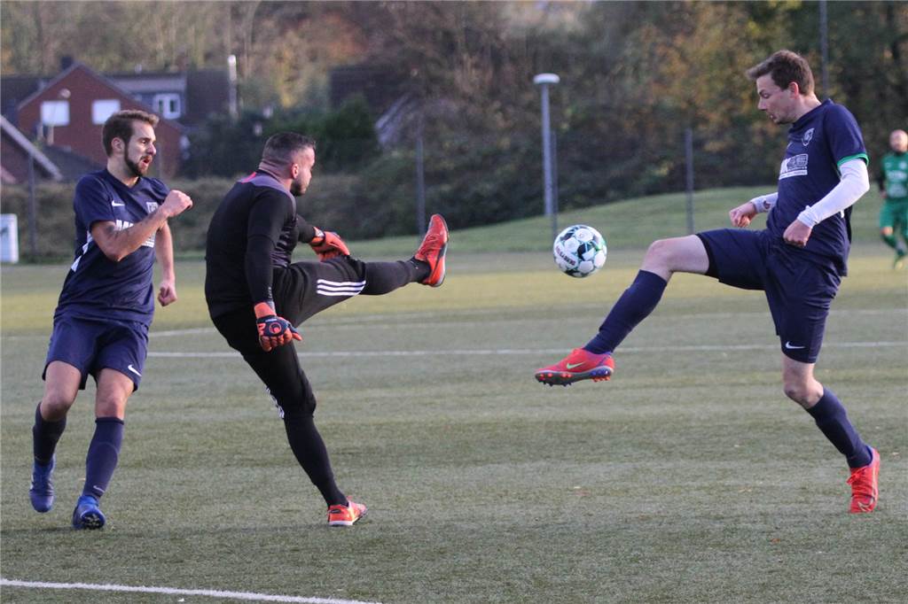 „Erstmal noch ein Jahr“: Christian Voßschmidt verlängert beim PSV Bork – brauchte aber Bedenkzeit Christian Voßschmidt (r.) fehlt erstmal zwei Spiele gesperrt.