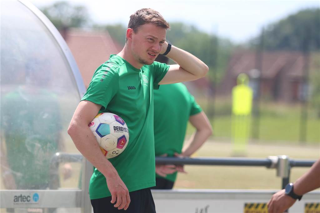 Christian Voßschmidt trainiert PSV Bork interimsmäßig bis Saisonende Christian Voßschmidt beim Training des PSV Bork auf.