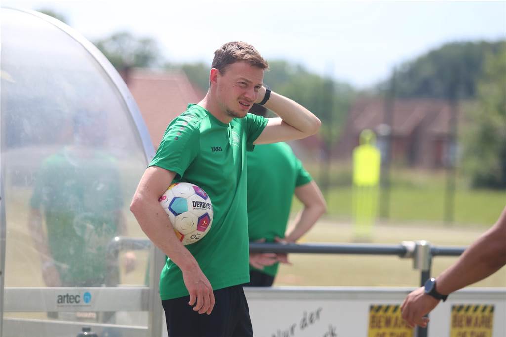 Christian Voßschmidt richtet deutliche Worte an die Truppe Christian Voßschmidt vom PSV Bork hält einen Ball in der Hand.