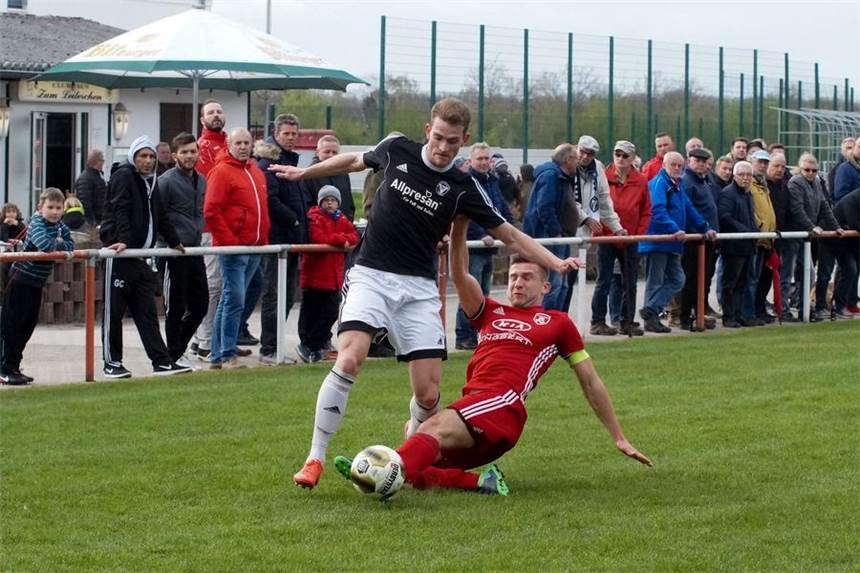 Zwei Spieler verlassen den TuS Haltern Christian Warnat (l.) wird den TuS Haltern verlassen.