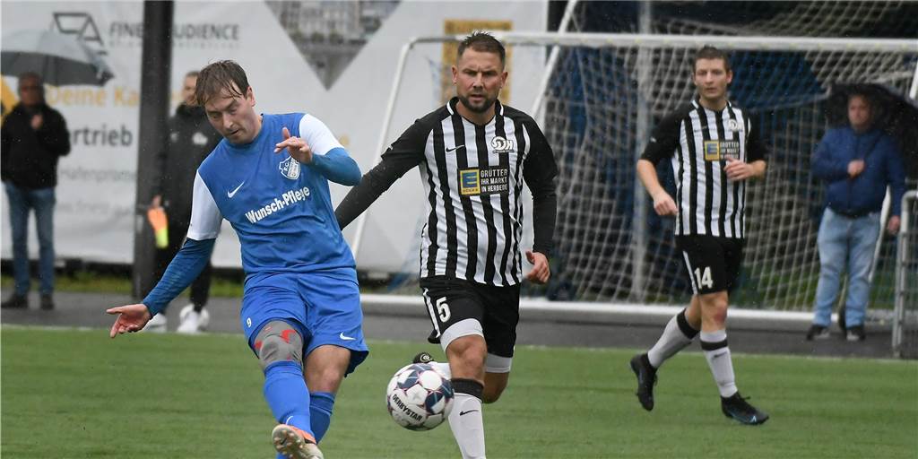 Gegen SV Herbede: FC Frohlinde verschenkt schon wieder Punkte Christian Wazian (blaues Trikot) traf für den FC Frohlinde gegen den HSV Herbede zum 2:0.