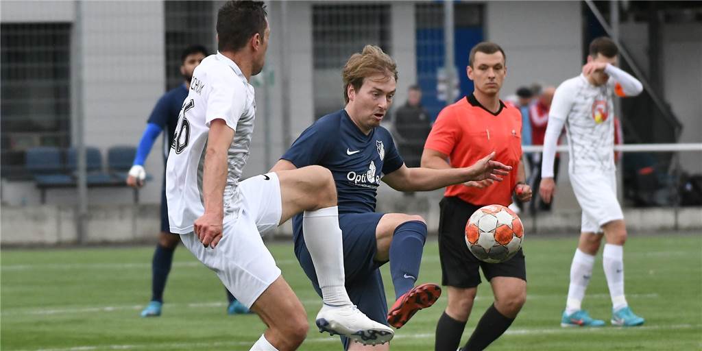 Castrop-Rauxeler Torjägerkanone: Goalgetter übernimmt mit doppeltem Einsatz die Spitze Christian Wazian (blaues Trikot) vom FC Frohlinde hat nach dem dritten Spieltag den ersten Platz der Castrop-Rauxeler Torjäger-Tabelle übernommen.