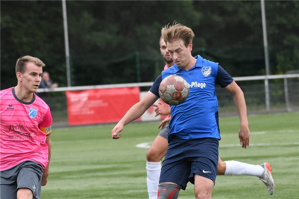 „Ich glaube, er sucht den Ball immer noch" : Kreispokal-Derby ist schon vor dem Anpfiff eröffnet Wazian vom FC Frohlinde