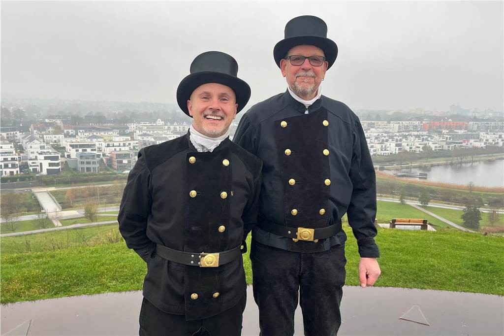 Nach 50 Jahren macht Schornsteinfeger Klaus Henzerling seine Abschiedstour Schornsteinfeger Christian Weindorf (l.) und Klaus Hnerzling stehen auf dem Kaiserberg am Phoenix-See.