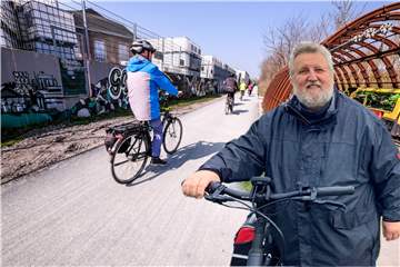 Die König-Ludwig-Trasse in Recklinghausen mit Radfahrern und Christian Wengerek.