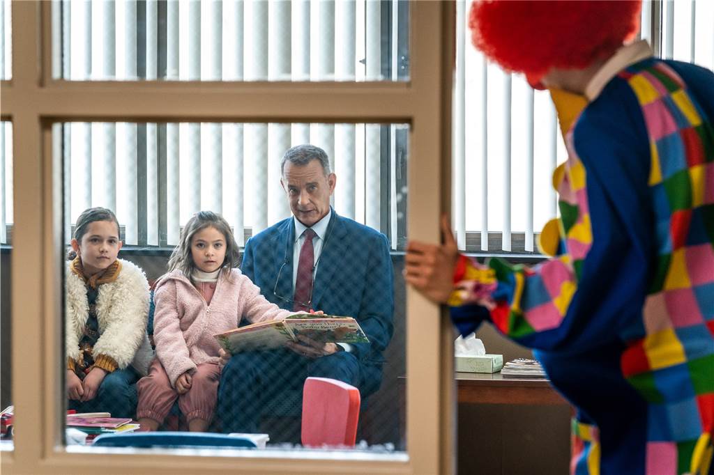 Christiana Montoya als Luna (v.l.n.r.), Alessandra Perez als Abbie und  Tom Hanks als Otto