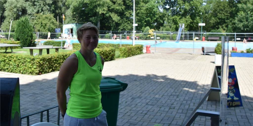 Christiane Bartel lädt für den SV Derne zum Open-Air-Kinoabend Christiane Bartel vom SV Derne steht im Eingangsbereich des Freibad Derne