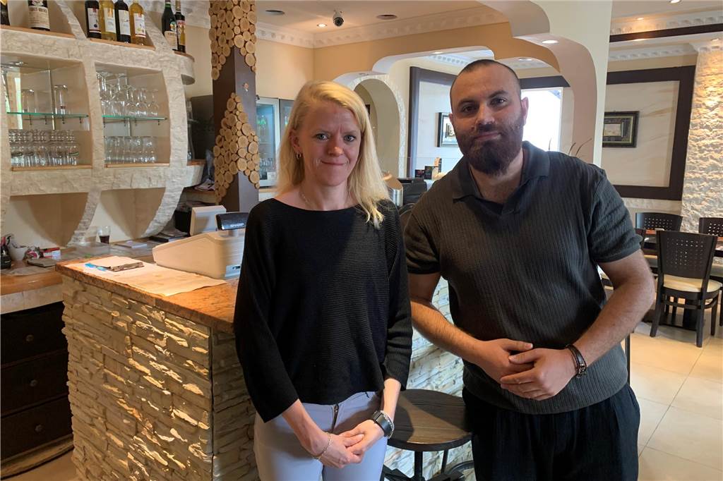 Dreiste Diebe: Lieferanten-Auto zwischen zwei Bestellungen geklaut Christiane Denzkowski und Asaad Al Hamoud stehen vor der Theke in der Pizzeria "La Romana" in Dortmund-Kirchlinde.