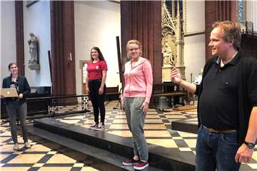 Christiane Landwehr (l.) probte für die ZDF-Übertragung mit den Messdienerinnen Linda Weisemann und Susanna Sajonz sowie Pfarrer Michael Ostholthoff den Einzug in die Kirche.