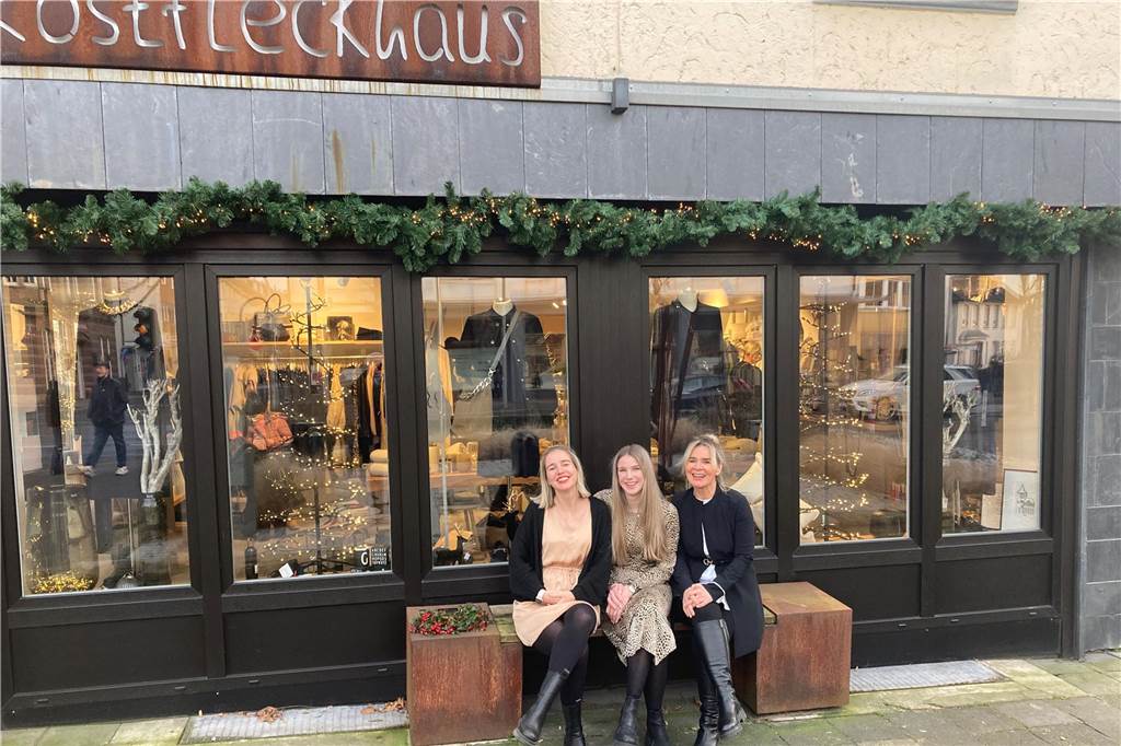 Innovationspreis für Rostfleckhaus: Der Erfolg kam mit dem Corona-Lockdown Christiane (r.) und Laura (l.) Pier haben ihre Auszubildende Maike Ponzle fest in ihre Mitte genommen.