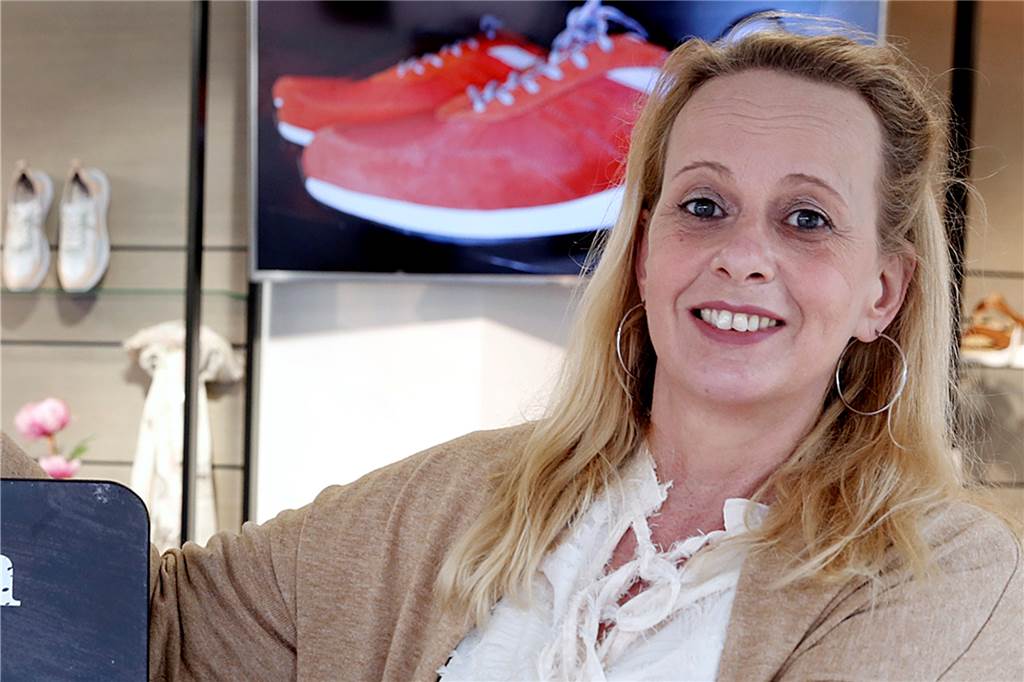 Maske ab oder auf? Darauf müssen sich die Halterner beim Einkaufen einstellen Christiane Schroer will im Schuhaus Schämann auf weiteres Maskentragen achten, bei Shoes and more geht sie entspannter mit der Situation um.