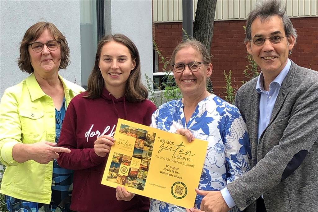Autofreie Wallstraße: Autos machen Platz für Aktionen am 12. August Christiane Wielers-Umme (VHS, Fachbereich Grundbildung), Ina Elpers und Friederike Sanne-Groppe (Runder Tisch Nachhaltigkeit) und VHS-Direktor Nikolaus Schneider freuen sich auf den Tag des guten Lebens.
