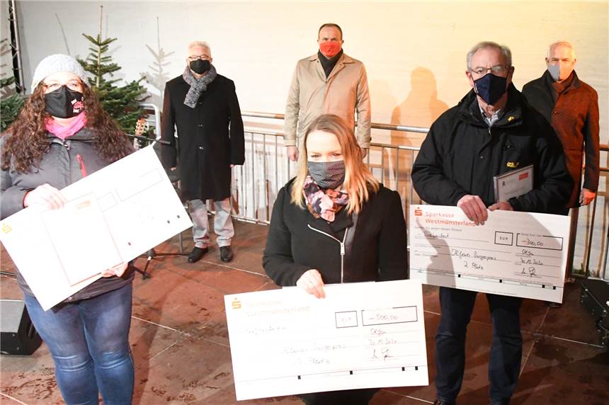 Bürgerpreis: Agnes Himmelmann, Bernhard Brüse oder Johannes Leushacke? Christin Jeising (vorne Mitte) gewann den Bürgerpreis Olfen 2020 vor Bernhard Bußmann (vorne rechts) und Melanie Töpper (vorne links). Es gratulierten (hinten v.l.) Franz Pohlmann (Bürgerstiftung), Michael Gehrken (Sparkasse) und Bürgermeister Wilhelm Sendermann.