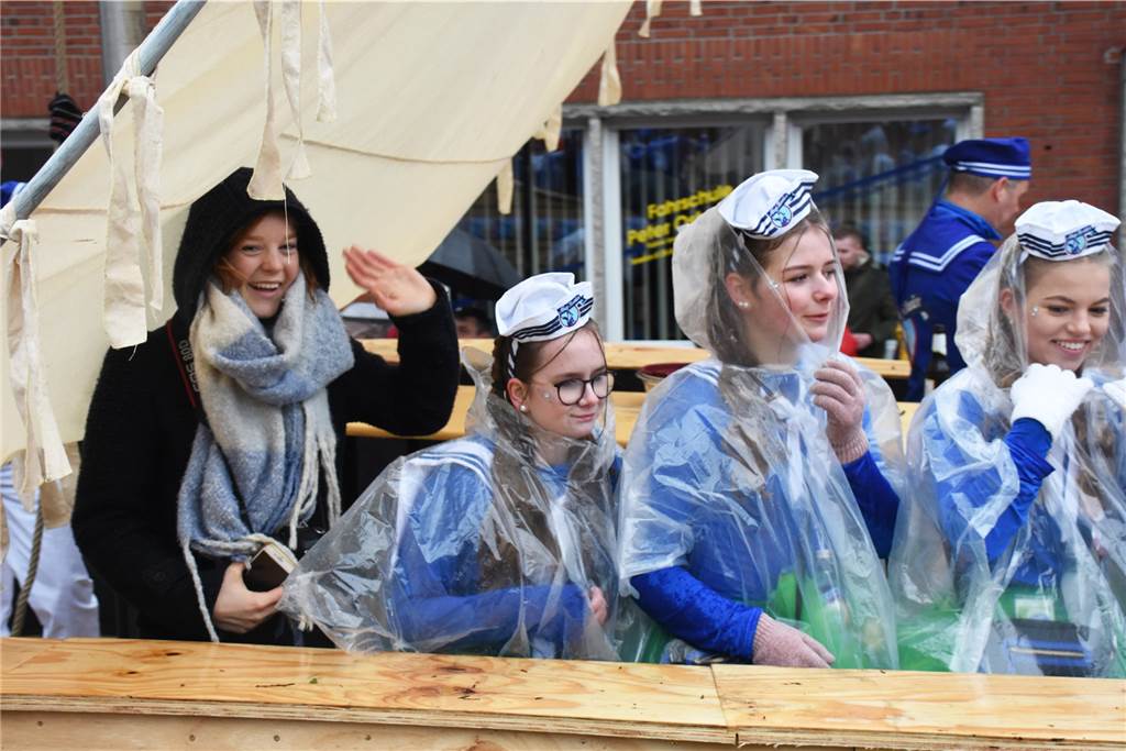 Auf einem großen Schiff segeln „De Tölpels“ durch den Ottensteiner Rosenmontagszug Christin Lesker erlebte den Rosenmontagszug in Ottenstein an Bord des "Ahoi-Brause"-Schiffs der Gruppe "De Tölpels".