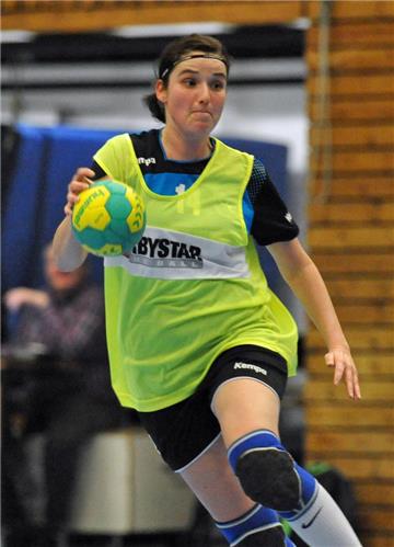 Christin Nieland in Aktion: Bereits seit 15 Jahren ist sie in der ersten Mannschaft der DHG am Ball, hier im Derby der Vorsaison beim SuS Stadtlohn.